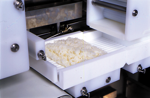 1.Measuring roller unit dispenses 80% to 90% of the desired rice volume and confirms weight with checker unit.